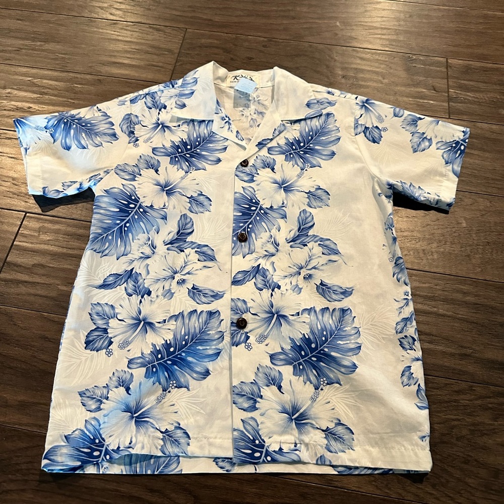 Boys Hawaiian button up shirt. Size small. Never worn